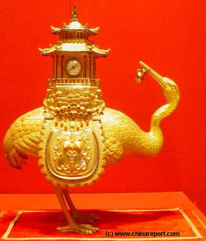 http://www.drben.net/files/China/City/Beijing/DongCheng_District/Palace_Museum-Gugong/Nei_Ting-All/Feng_Hsien_Tian-Chapel_Ancestors-Clocks/Clocks-Watches/swimming-swan-rockery-clock-1bT.jpg